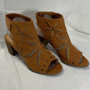 NWOT Sugar “RAINE” Brown Peep Toe Heeled Booties